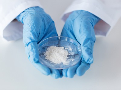 cocaine_in_scientists_hands